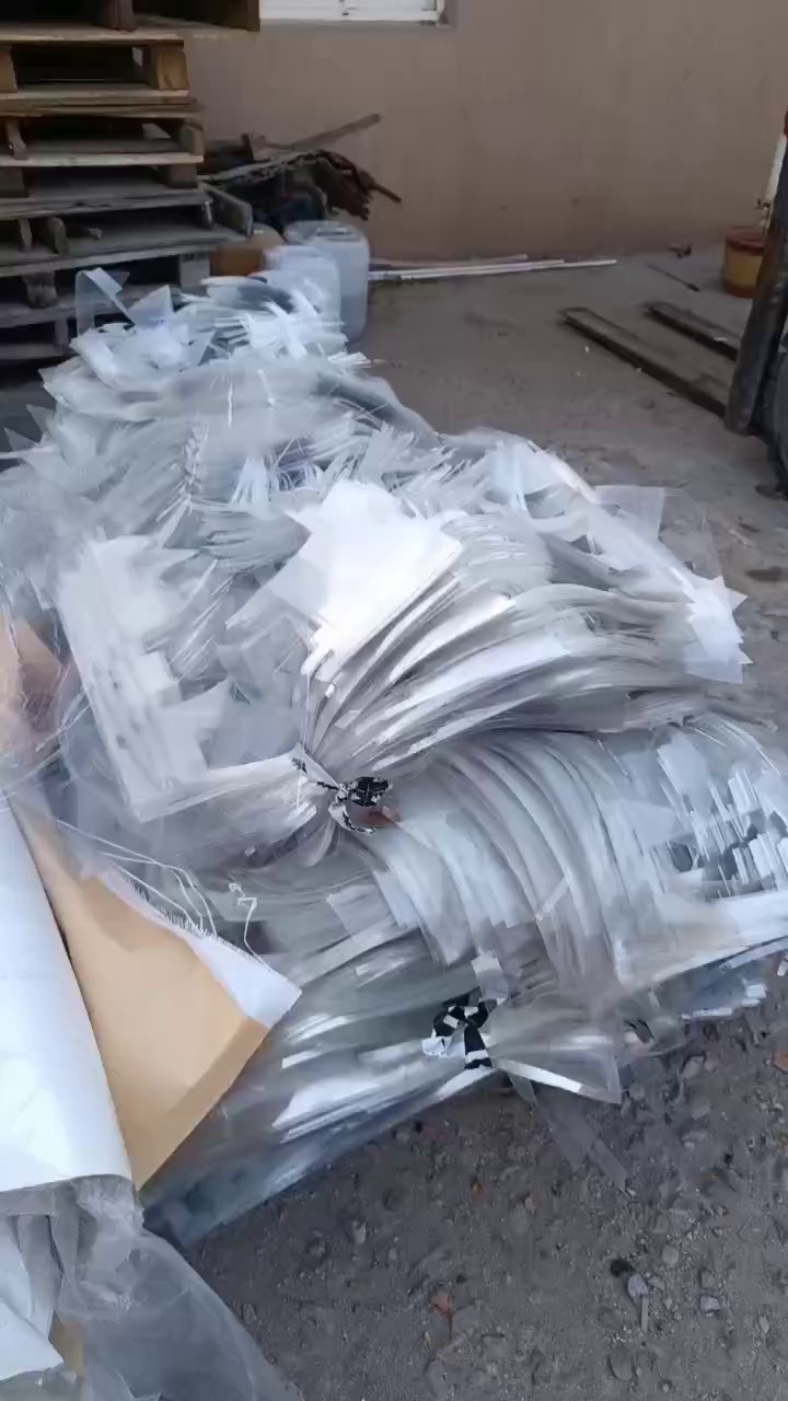 出售带膜的PET片材废料，现货20吨左右