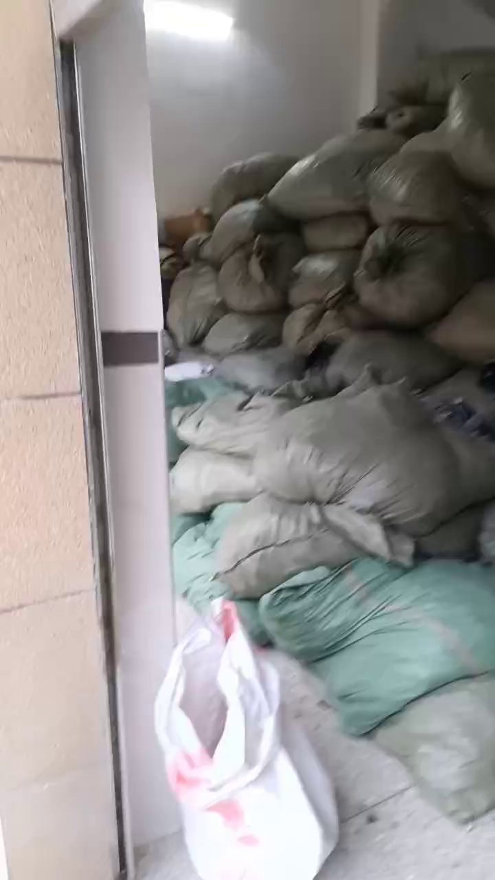 长期出售手袋厂边角料，涤纶开花料，涤纶废布，现货十吨左右