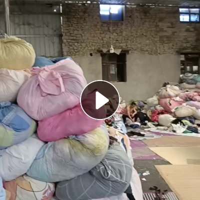 出售羽绒服，现货三四吨