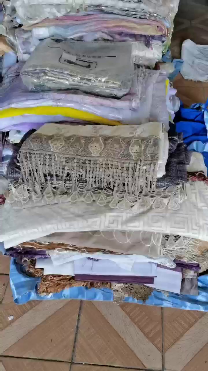 现货处理一批成品窗帘，窗帘纱，大块布，新款金丝银线，镂空纱，老款纯花布无纱，还有一些大块布