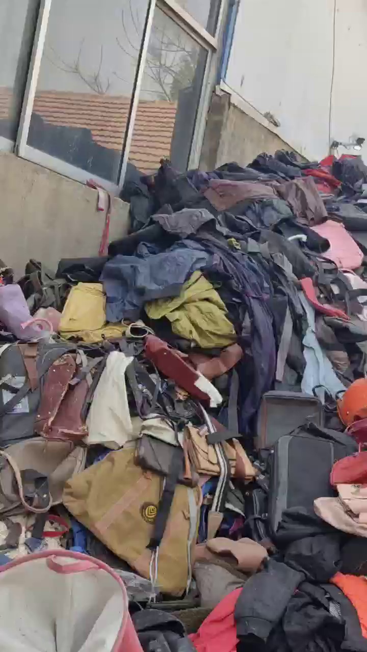 长期出售旧衣服黑料，一天2-3吨，货在山东潍坊