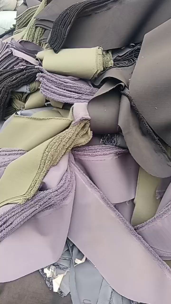 长期出售涤纶碎布，带轻浆，现货30多吨，可开花，做泡料