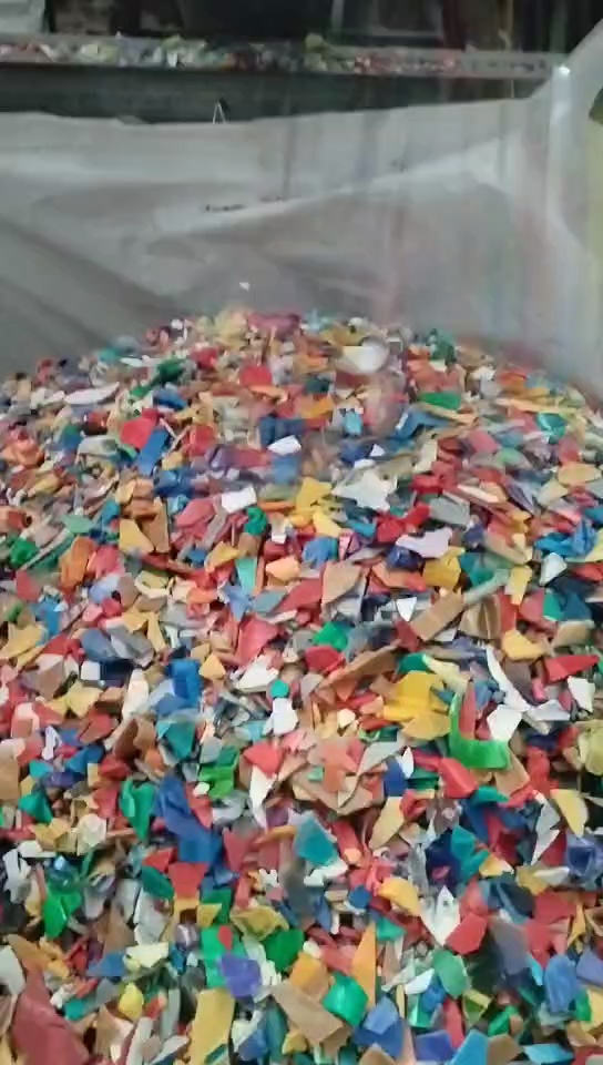 出售PP涂料桶破碎料，花色加黑色，现货六米八一车