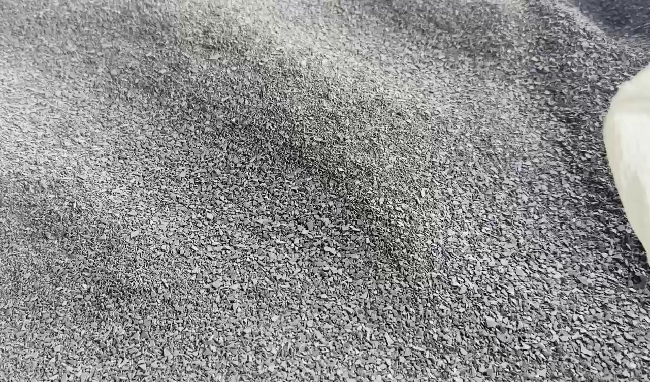 出售黑色PVC压片料，比重1.28-1.3过一遍网，可做地板板材或者塑胶地板，月供100多吨