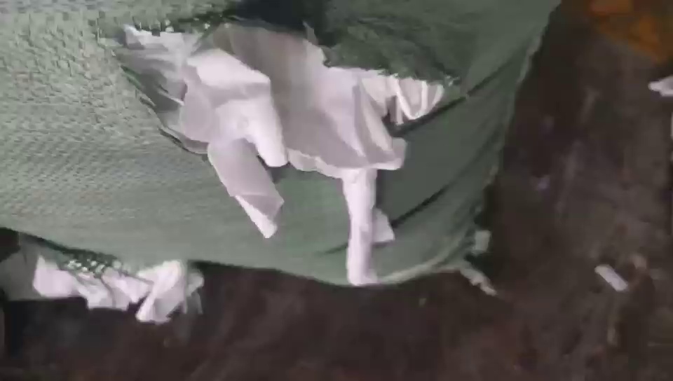 长期出售白色涤棉废布，含棉量30左右，可开花，厂在广东东莞