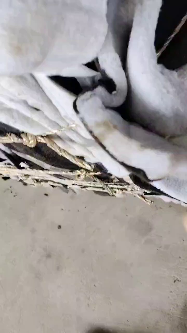 长期出售汽车厂下来的涤纶汽车内饰料，涤纶无纺布，现货有百来吨，货在湖北十堰