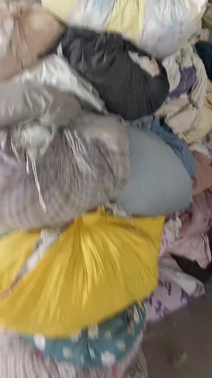 长期出售旧衣服大白，白料，开花料，现货有9.6米两车，货在江苏宿迁