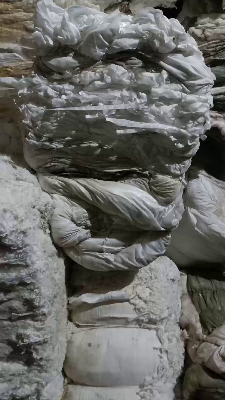 长期出售涤纶水丝，涤纶废丝，有含水的百分之20的，也有含水30%,40%，现货几百吨