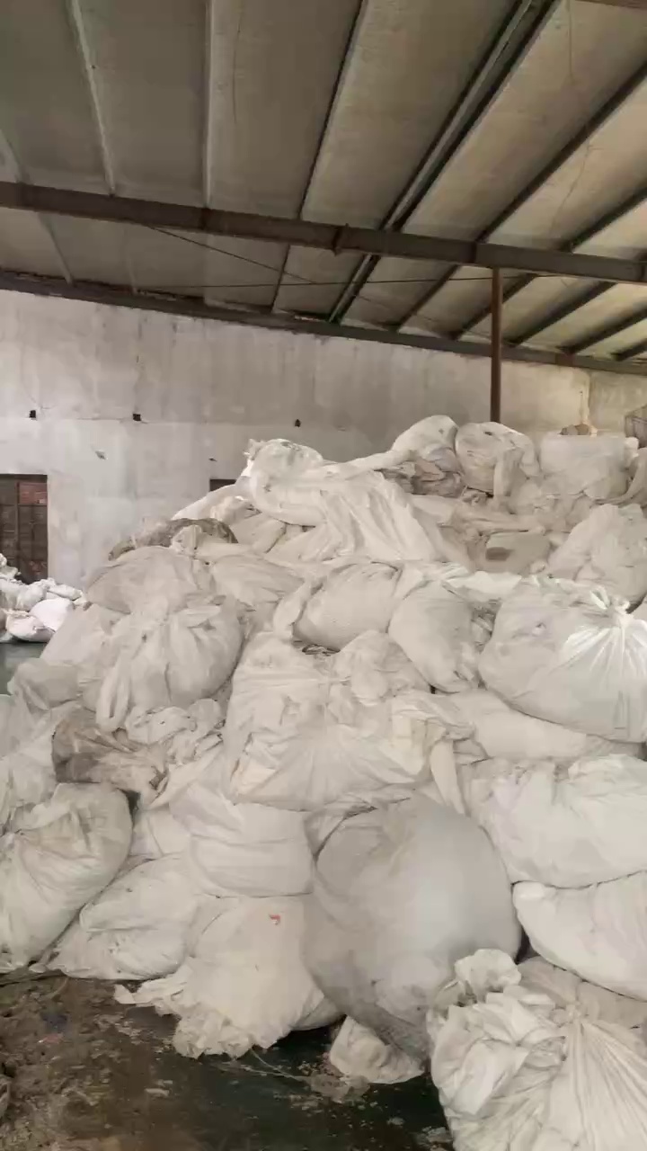 长期出售出售织布厂下来的白色涤纶大块布，2米×5米左右的。现货20吨，厂在江苏苏州