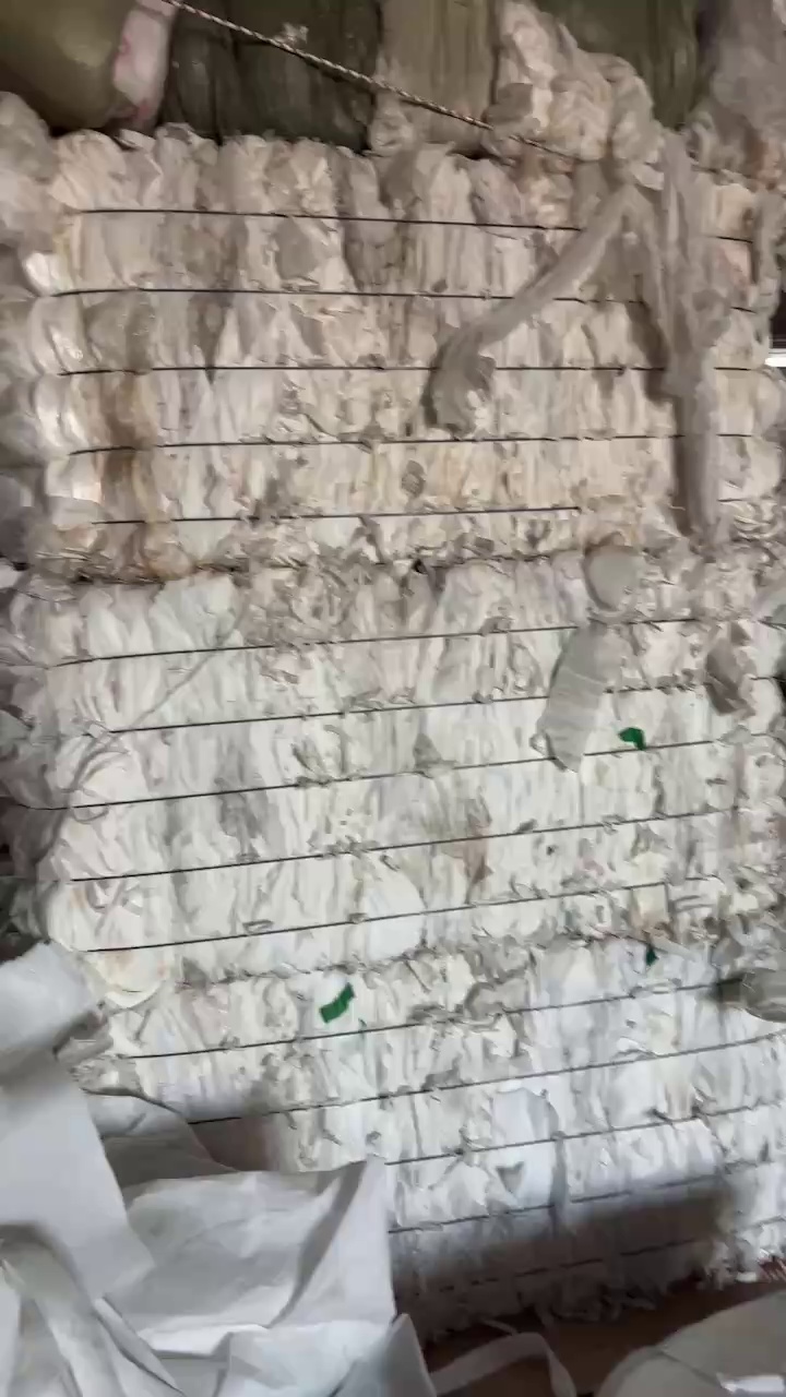 长期出售PP无纺布边角料，含点聚乙烯，可以造粒用，现货有二三十吨，货在山东威海