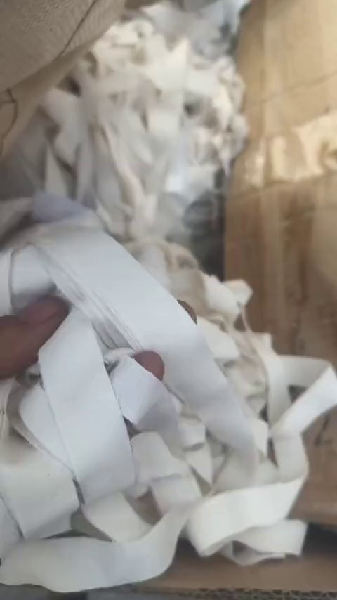 出售白色涤纶废布，涤纶开花料，不含桨，现货有十五六吨，货在河南新郑