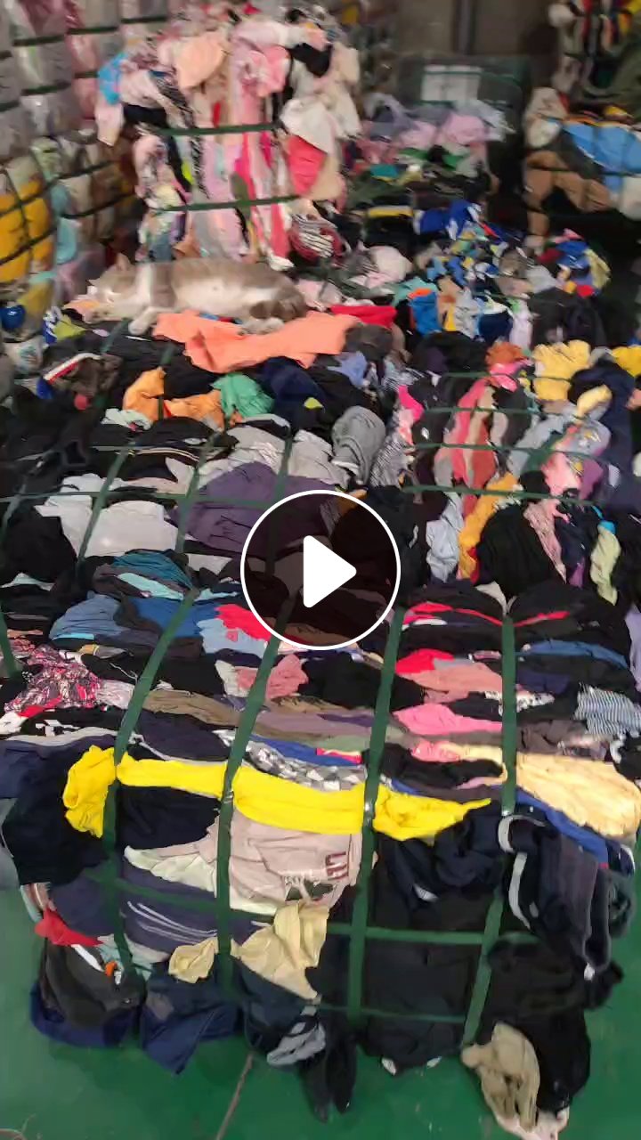 长期出售旧衣服分拣厂下来的废布，旧衣服白料，黑料，窗帘布，防晒衣等，货在广东汕头
