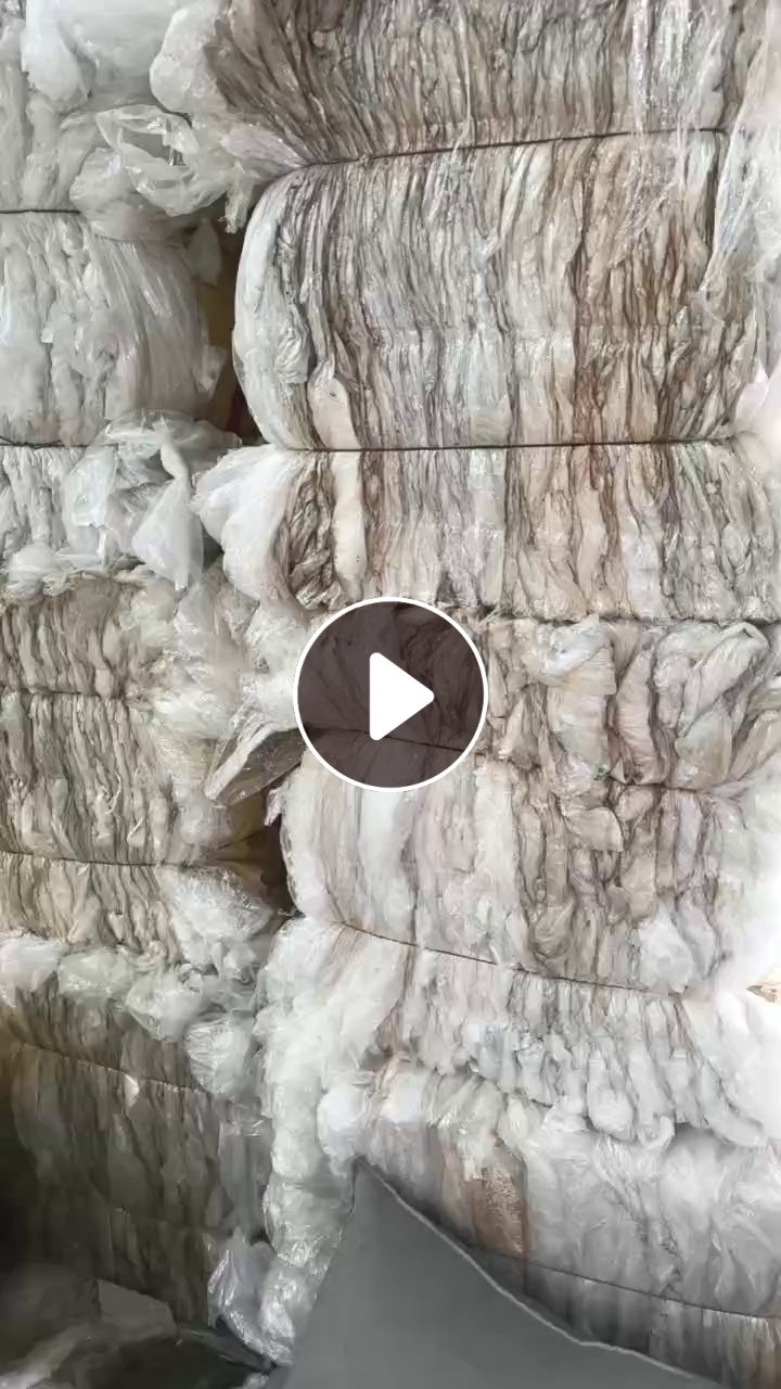 出售高压膜废料，保鲜膜废料，打包机有点生锈，说可以干造，二级料也有，现货10吨左右