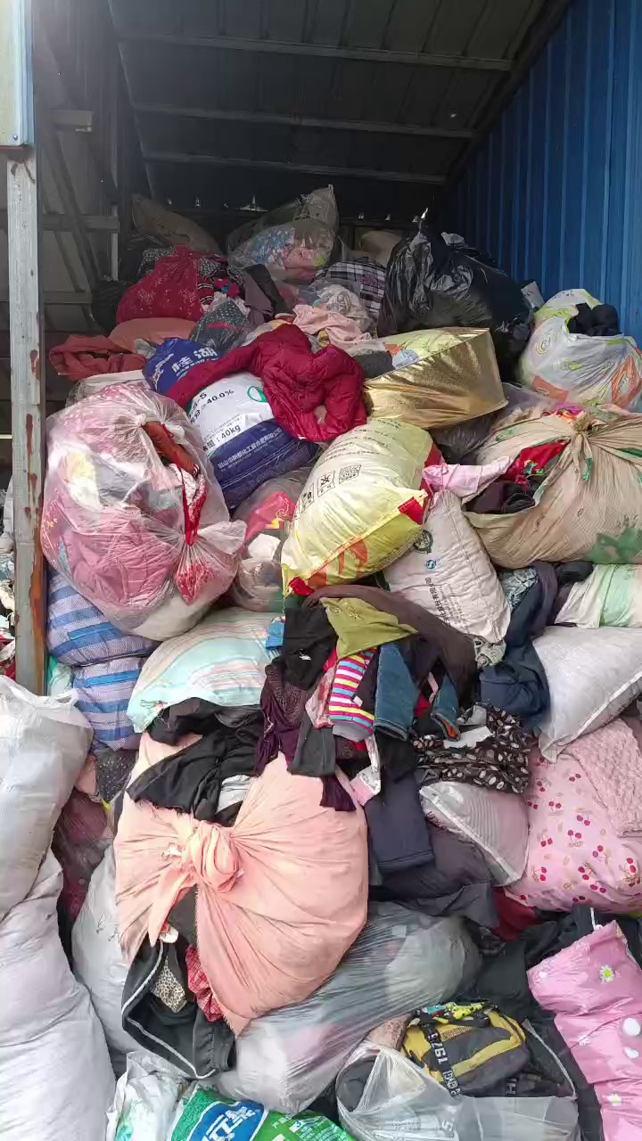 长期出售旧衣服黑料，燃烧料，下脚料，月供20来吨，货在河南周口