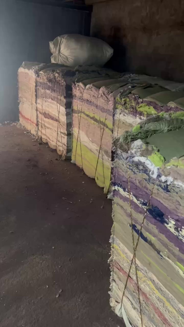 长期大量出售涤纶毛毛料，颜色都混在一起卖，没有分开，每个月30吨左右，厂在浙江金华