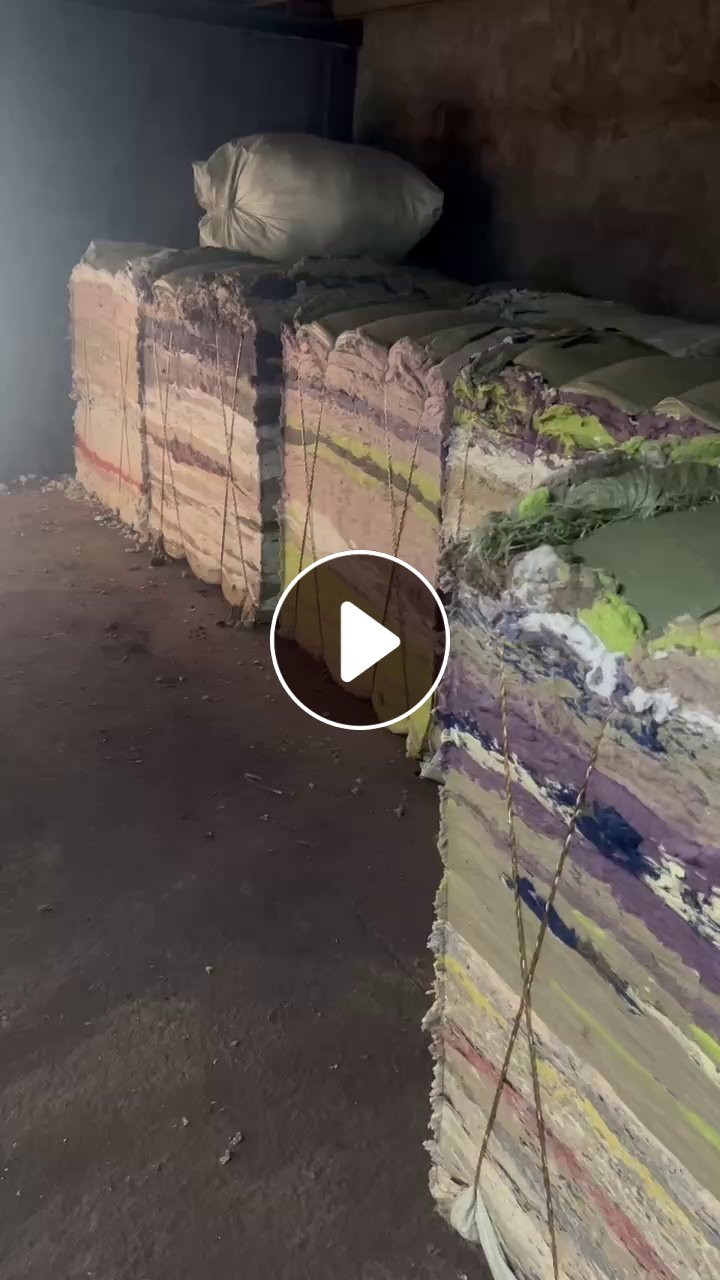长期大量出售涤纶毛毛料，颜色都混在一起卖，没有分开，每个月30吨左右，厂在浙江金华