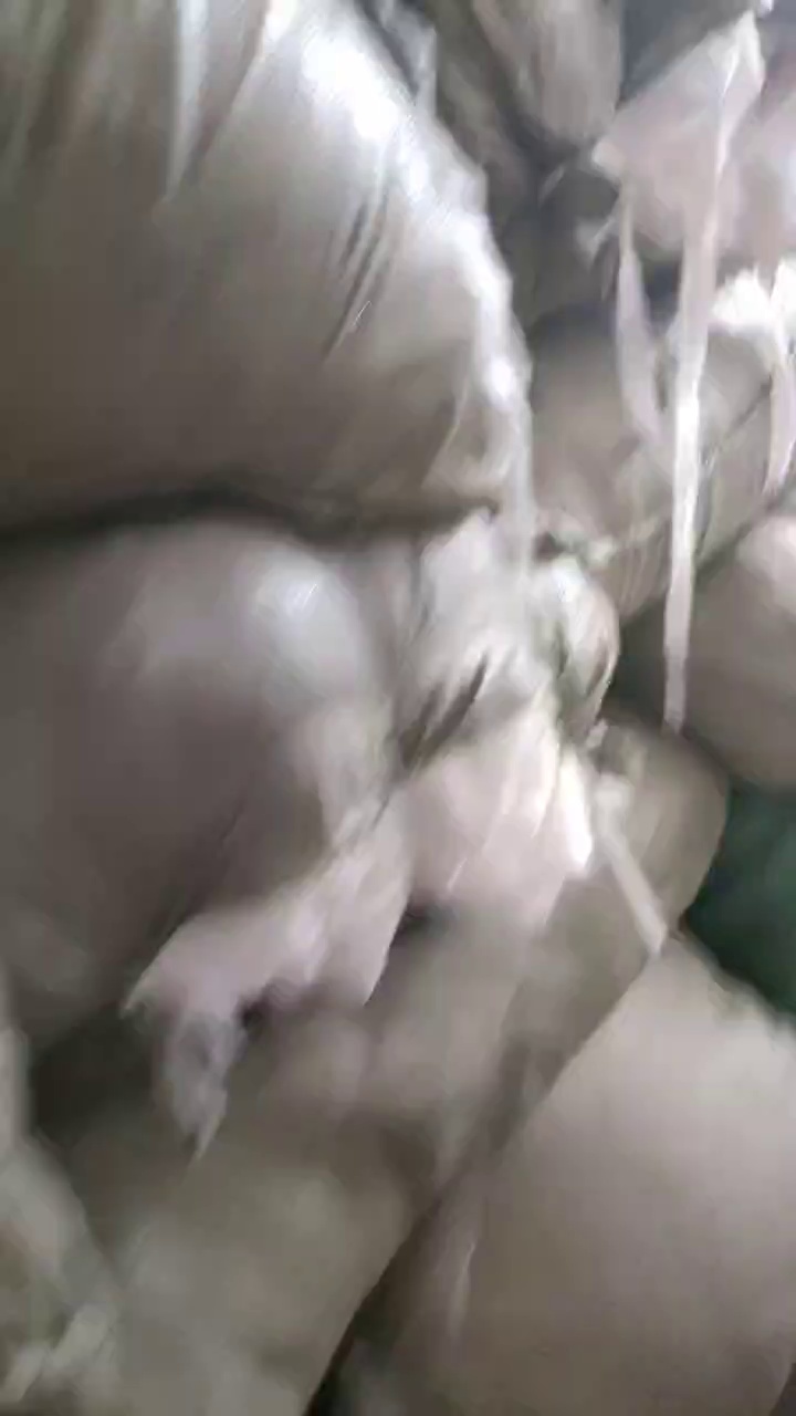 长期出售带桨涤纶废布，多数是白色涤纶废布，还有点米色，香槟色，只能开花用，现货有40吨，货在安徽六安