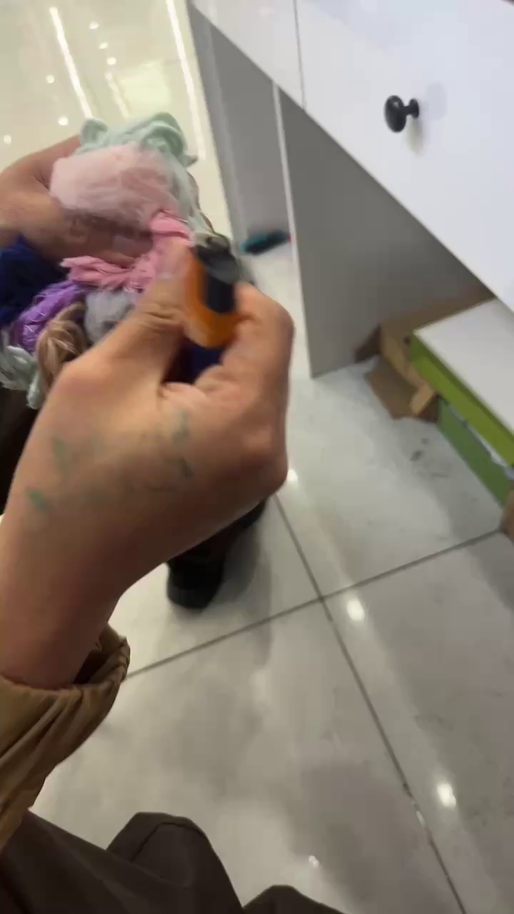 长期出售纺纱厂下来的涤纶拉丝料，颜色混在一起的，压好包的，统货出，每月50吨，货在江苏常州