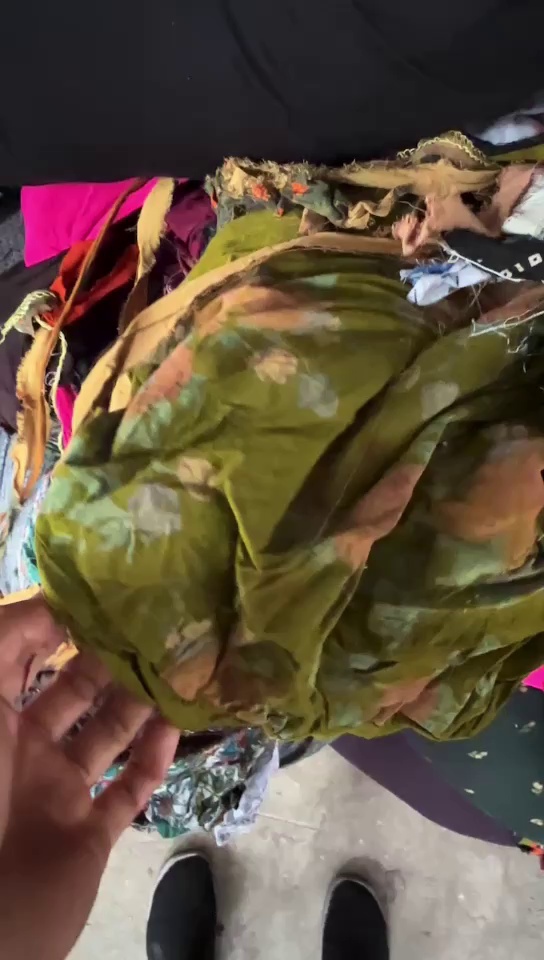 长期出售纯棉废布，有花色和黑色的，现货9吨左右， 厂在浙江绍兴