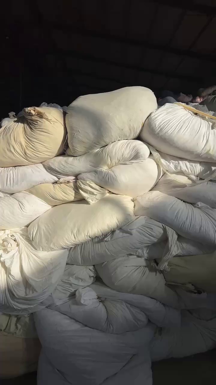 长期出售被子上拆下来的纯棉白布，白色大布块，棉布，百分之90以上纯棉，部分涤棉，现货30吨左右