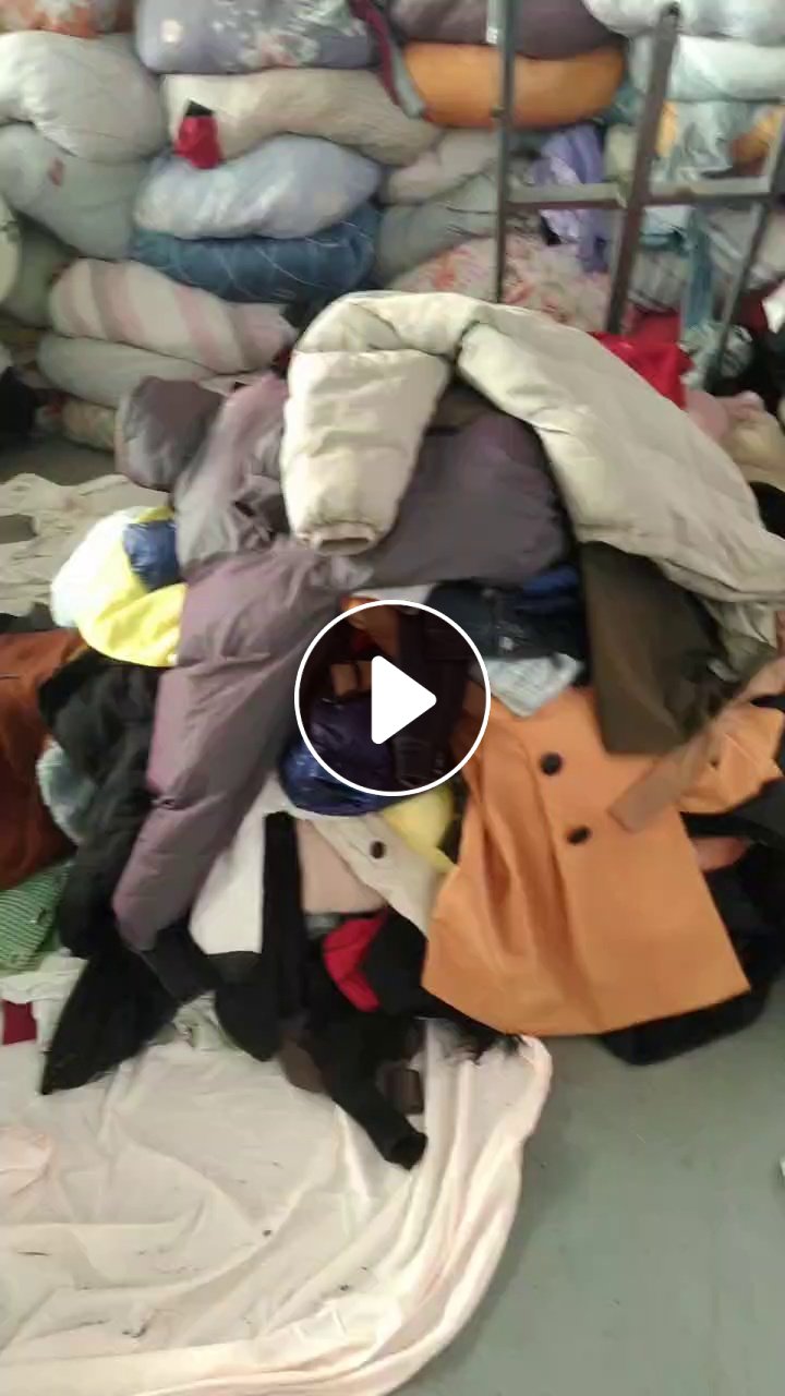 长期出售旧衣服分拣货，夏装，冬装，白料，毛衣等，每月能有300吨分拣货，厂在四川成都
