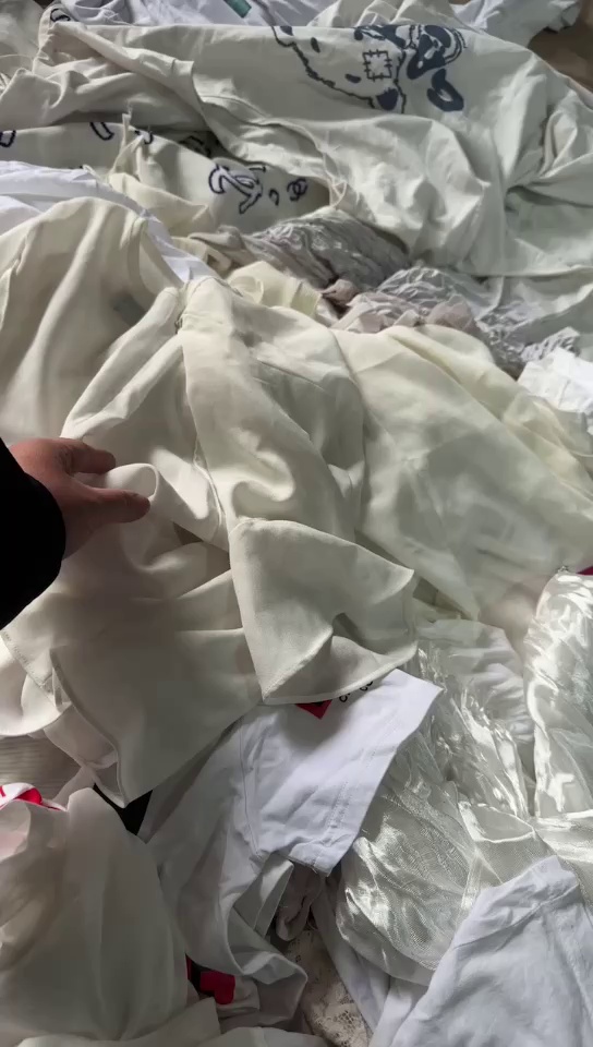 长期出售旧衣服大白，白料，开花料，月供5吨左右，货在湖北襄阳