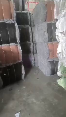 长期出售开花棉涤棉杂色和纯涤纶白色开花棉，每个月几十吨货