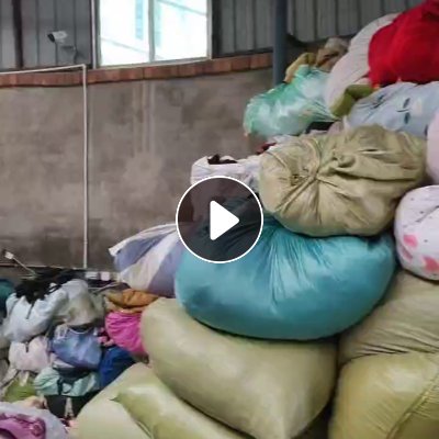 长期出售羽绒服，现货两吨左右