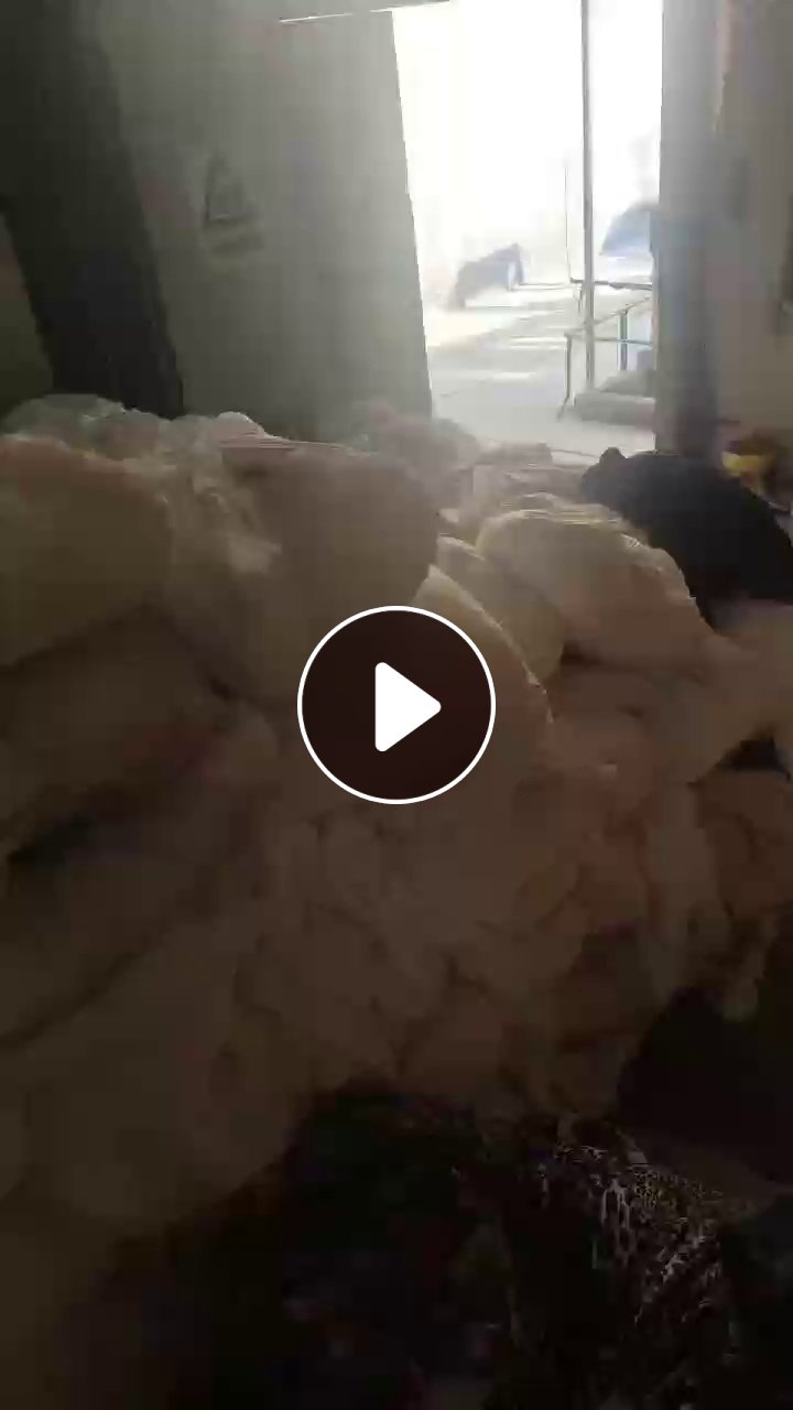 长期出售白色的涤纶废布和氨纶废布，混在一起的，含15水，每个月30吨左右。 涤纶印花布不带水，带轻浆