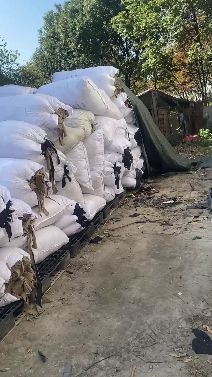 大量出售各种服装下脚料，化钎拉丝料。锦氨废料，白色涤棉纯棉 各种 开花料，醋酸布