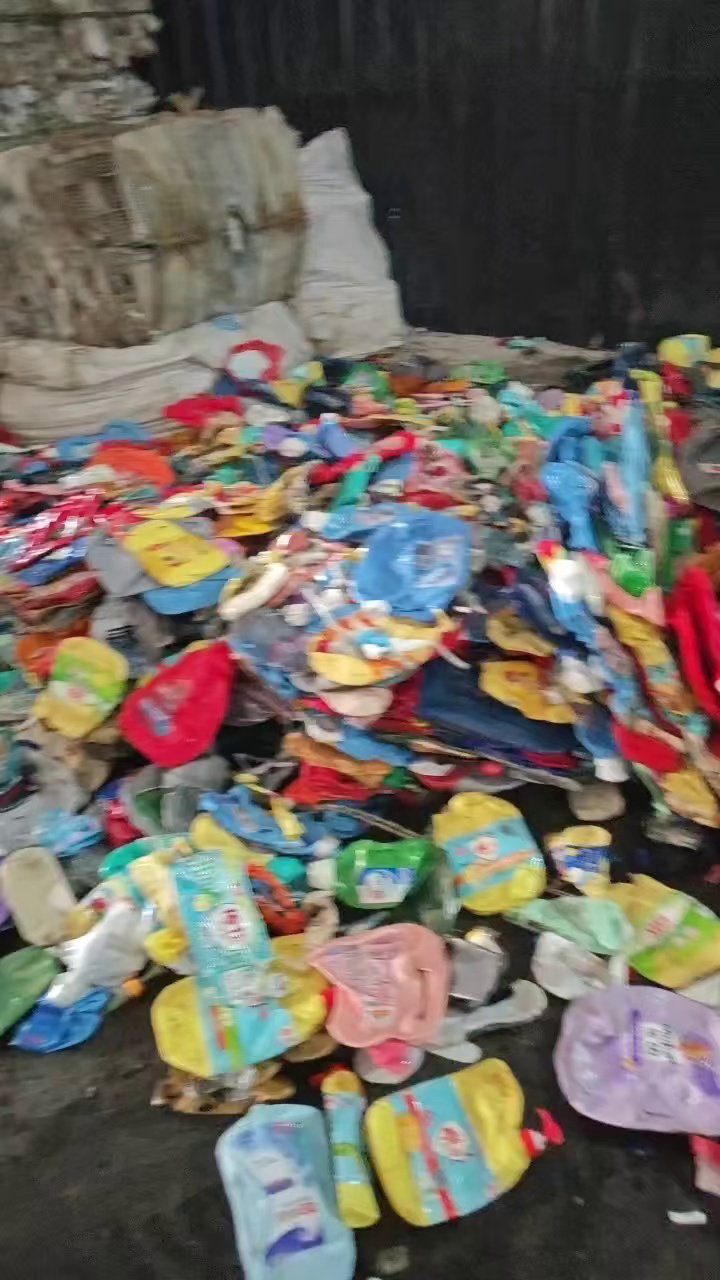 大量现金售购pe压块(大白压块、小白压块、花乙压块)