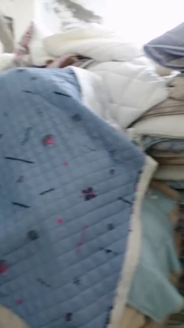 出售家纺厂下来的被子，床垫成品，残次品等，现货够4.2米一车，货在浙江慈溪