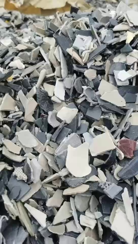 出售汽车内饰破碎料，现货30吨