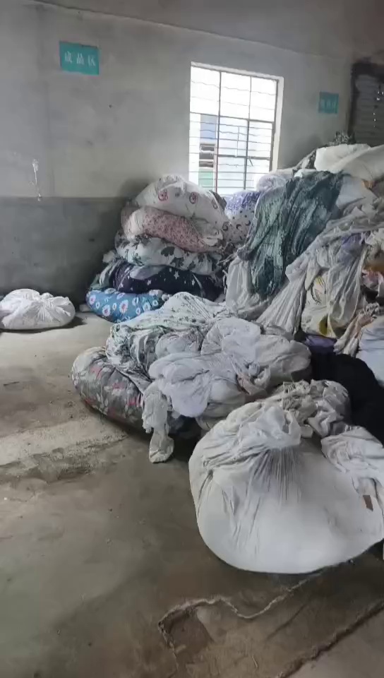 长期出售家纺厂下来的涤纶布头，涤纶大块布，有白的，有花色的，现货十吨左右