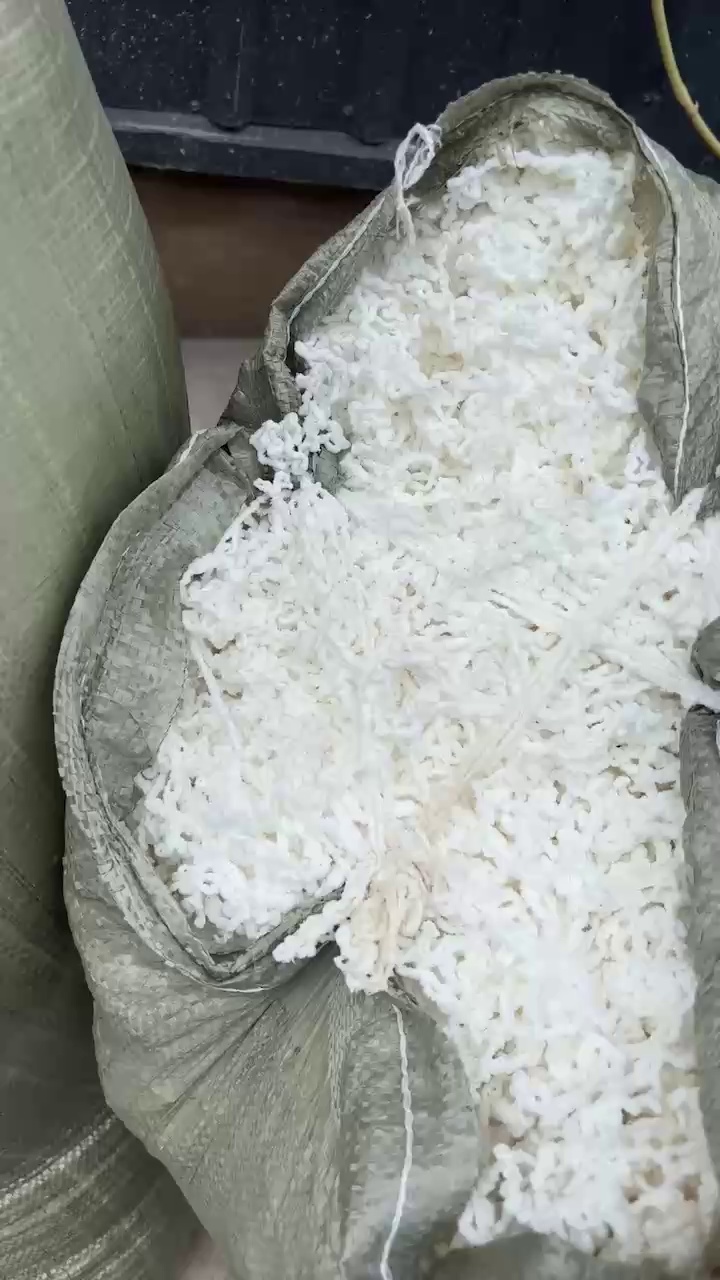 长期出售涤纶废丝，涤纶水丝，氨纶水丝，开花用的，含水量在七八折左右
