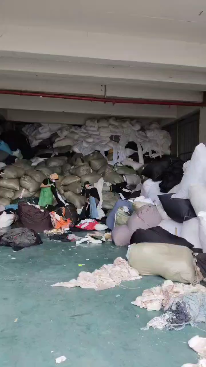 长期大量出售涤纶大块布，白色的和彩色的两种，有带水的和没水分的，几十吨，厂在江苏苏州