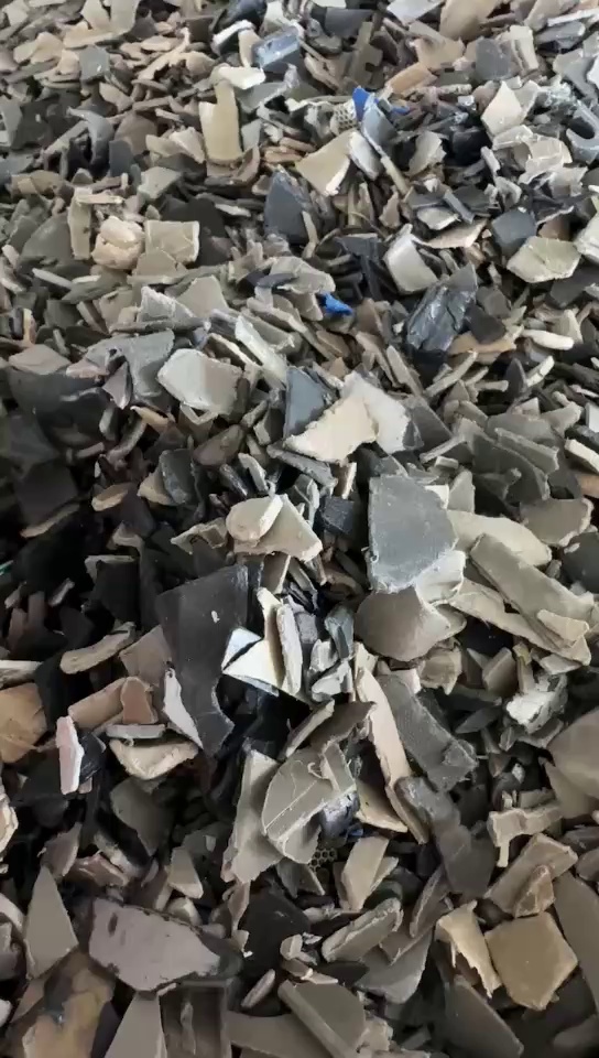 出售汽车内饰破碎料，除铁甩干，月供200吨