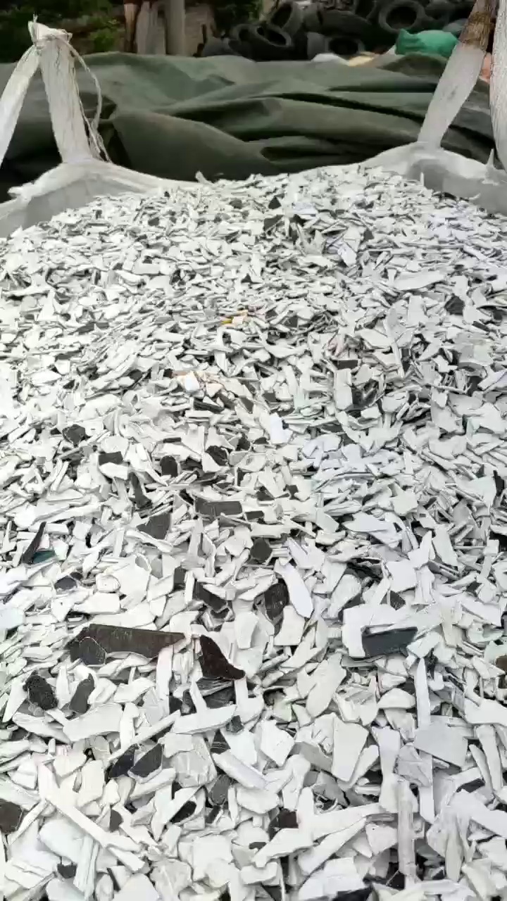 长期出售PVC塑钢破碎料