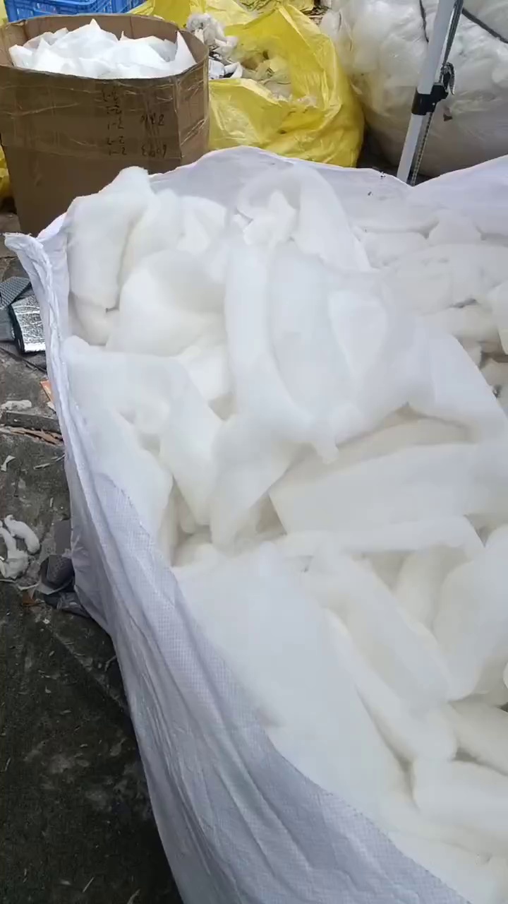 出售丝绵，干净丝绵，服装厂丝绵下脚料，现货有十来吨，货在广东佛山