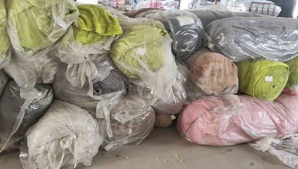 出售珊瑚绒布，珊瑚绒库存布，有两百多克，门幅两米，单面现货10吨左右，双面现货50吨