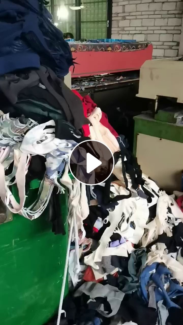长期出售手套厂下来的边角料，里面拉丝占百分八九十，剩下的有弹力拉丝，有少量复合布和化纤，现货七吨左右
