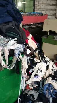 长期出售手套厂下来的边角料,里面拉丝占百分八九十,剩下的有弹力拉丝,有少量复合布和化纤,现货七吨左右