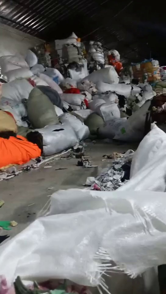 长期出售服装厂废料，黑料，燃烧料，现货几十吨