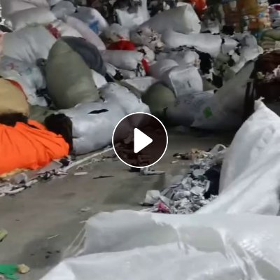 长期出售服装厂废料，黑料，燃烧料，现货几十吨