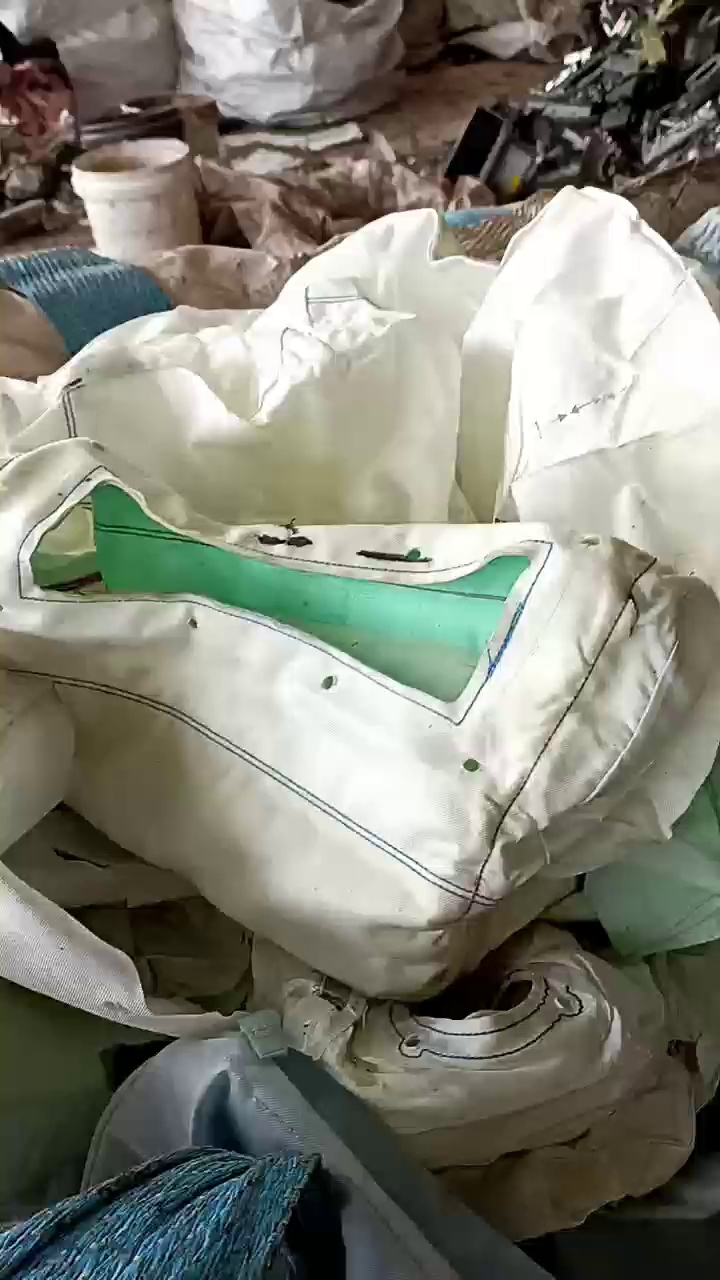 长期出售尼龙气囊布，单6的，有带胶的也有没带胶的，现货5-6吨，厂在河北廊坊