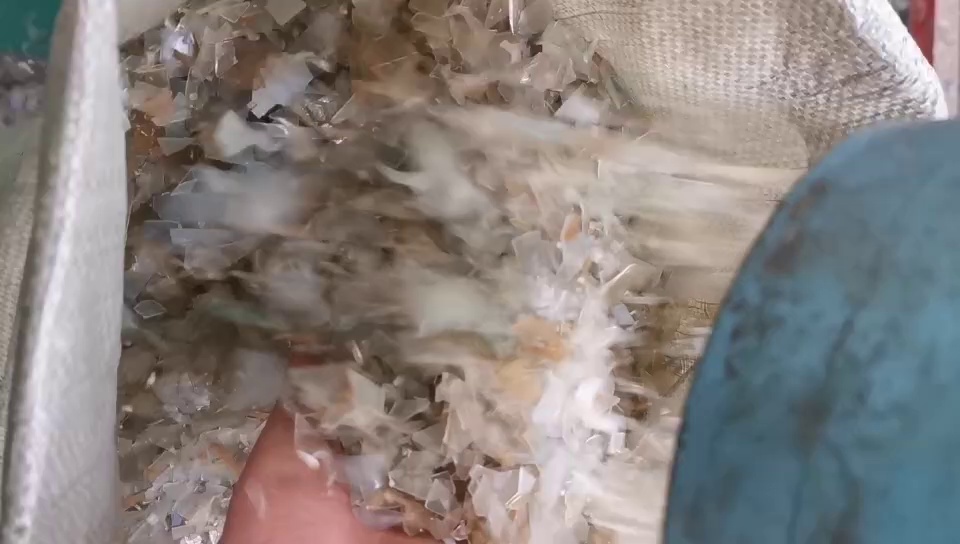 出售水破PVC水晶板破碎料，可直接上机造粒