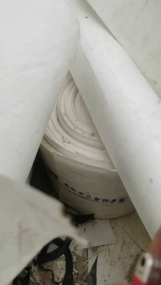 长期出售涤纶卷布，涤纶废布，涤纶废料，月供30吨，货在安徽滁州