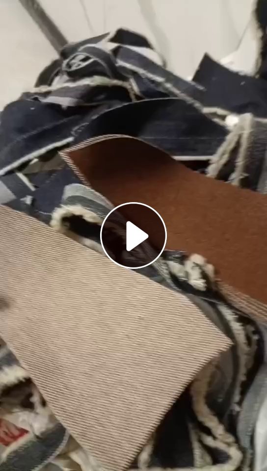 长期出售牛仔废布，涤棉牛仔，化纤牛仔废布，棉在60-75左右，现货20吨左右