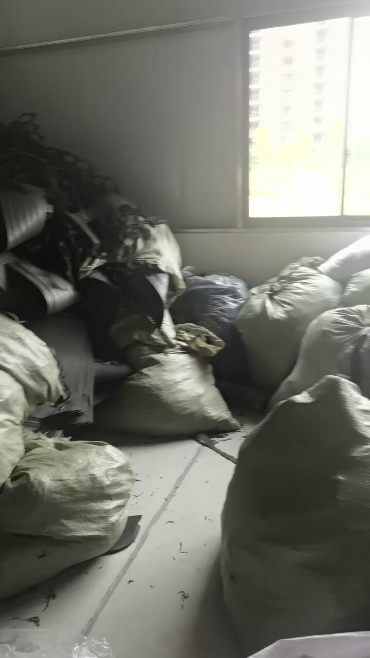 长期出售服装厂下脚，丝绵，珍珠棉，纯棉，涤纶，氨纶 ，锦纶，PVC皮革也有，分拣开了