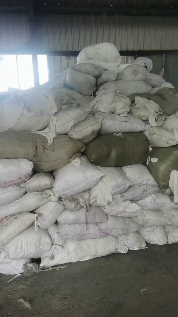 长期大量出售白色涤纶废布，涤纶碎布，货在浙江嘉兴